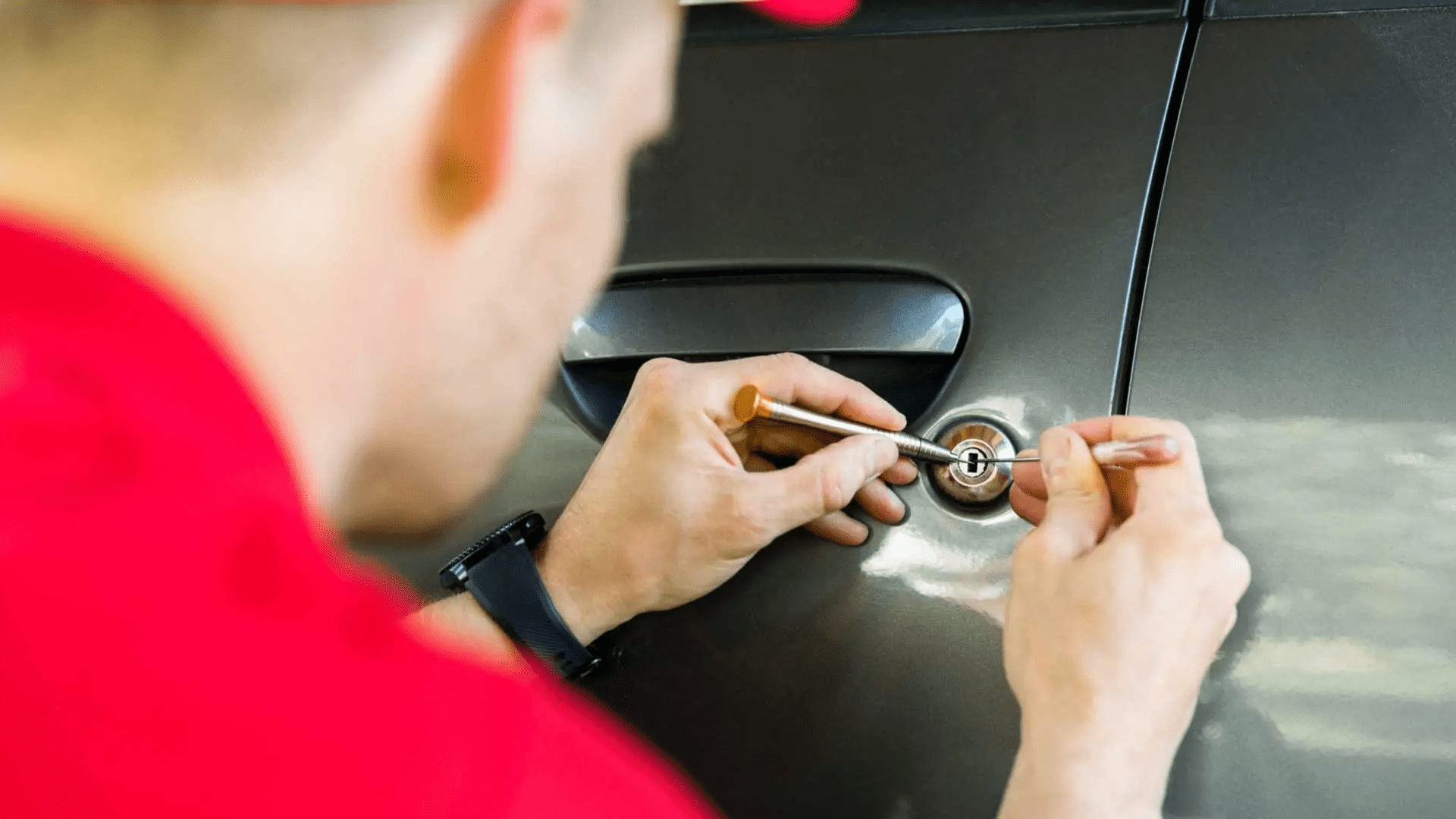 How Mobile Automotive Locksmiths Cut and Program Keys Directly on the Roadside